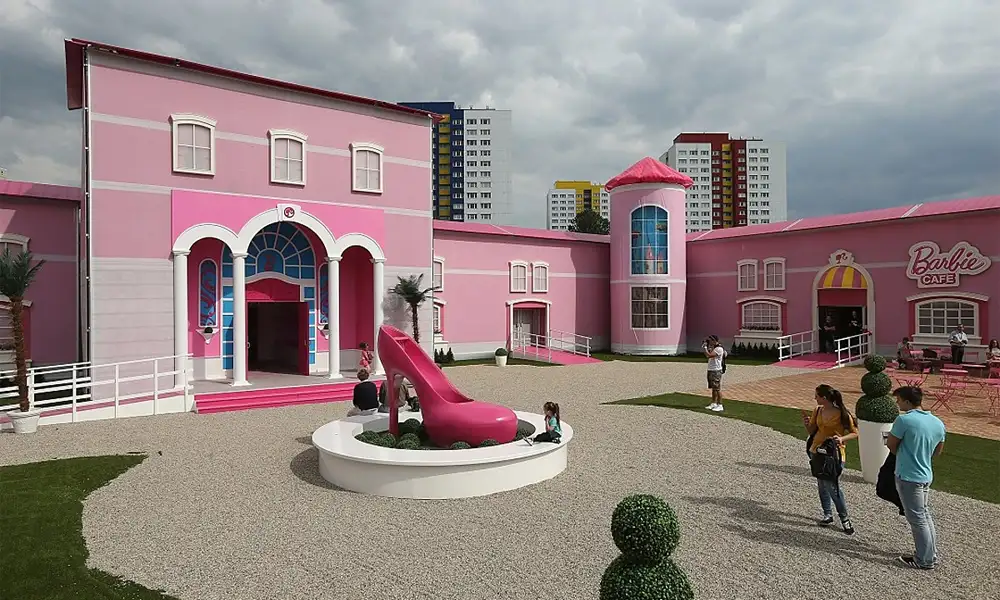 Barbie dreamhouse brought people in thousands to witness the big barbie house.